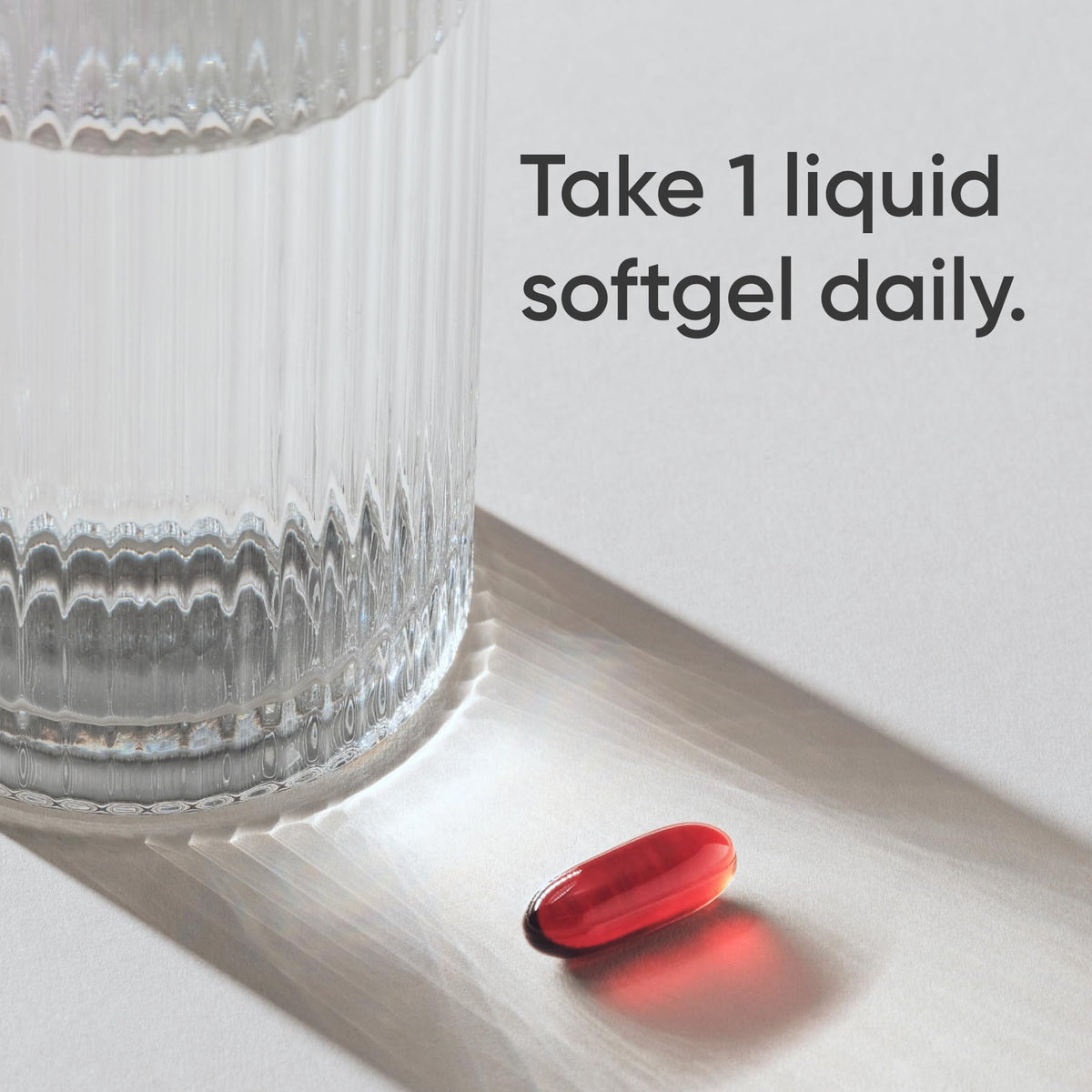 Gélules molles d'huile de krill Omega-3 Sports Research, prise avec de l'eau