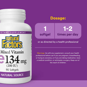 Gélules molles de Vitamine E 134 mg sur une surface blanche