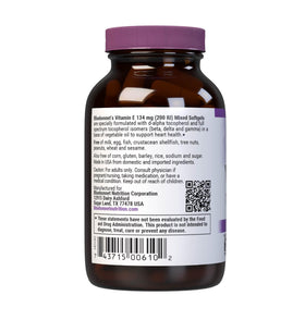 Gélules molles de Vitamine E 200 IU BlueBonnet sur fond blanc