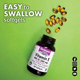 Gélules molles de Vitamine E BlueBonnet 400 IU sur une surface blanche