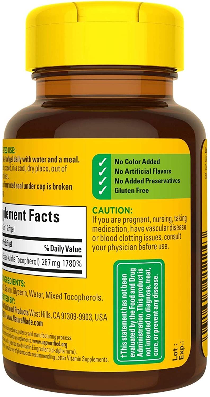 Gélules molles de Vitamine E Nature Made sur une table