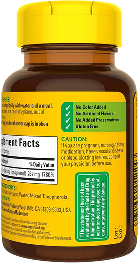 Gélules molles de Vitamine E Nature Made sur une table