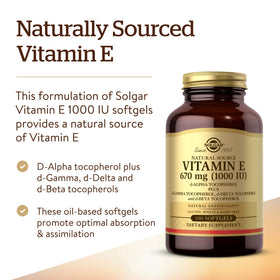 Gélules molles de vitamine E Solgar sur une surface blanche