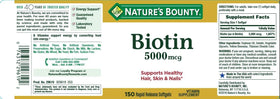 Gélules molles Nature's Bounty Biotine 5000mcg sur une surface blanche