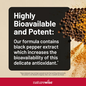 Gélules NatureWise CoQ10 sur une table avec des éléments de santé