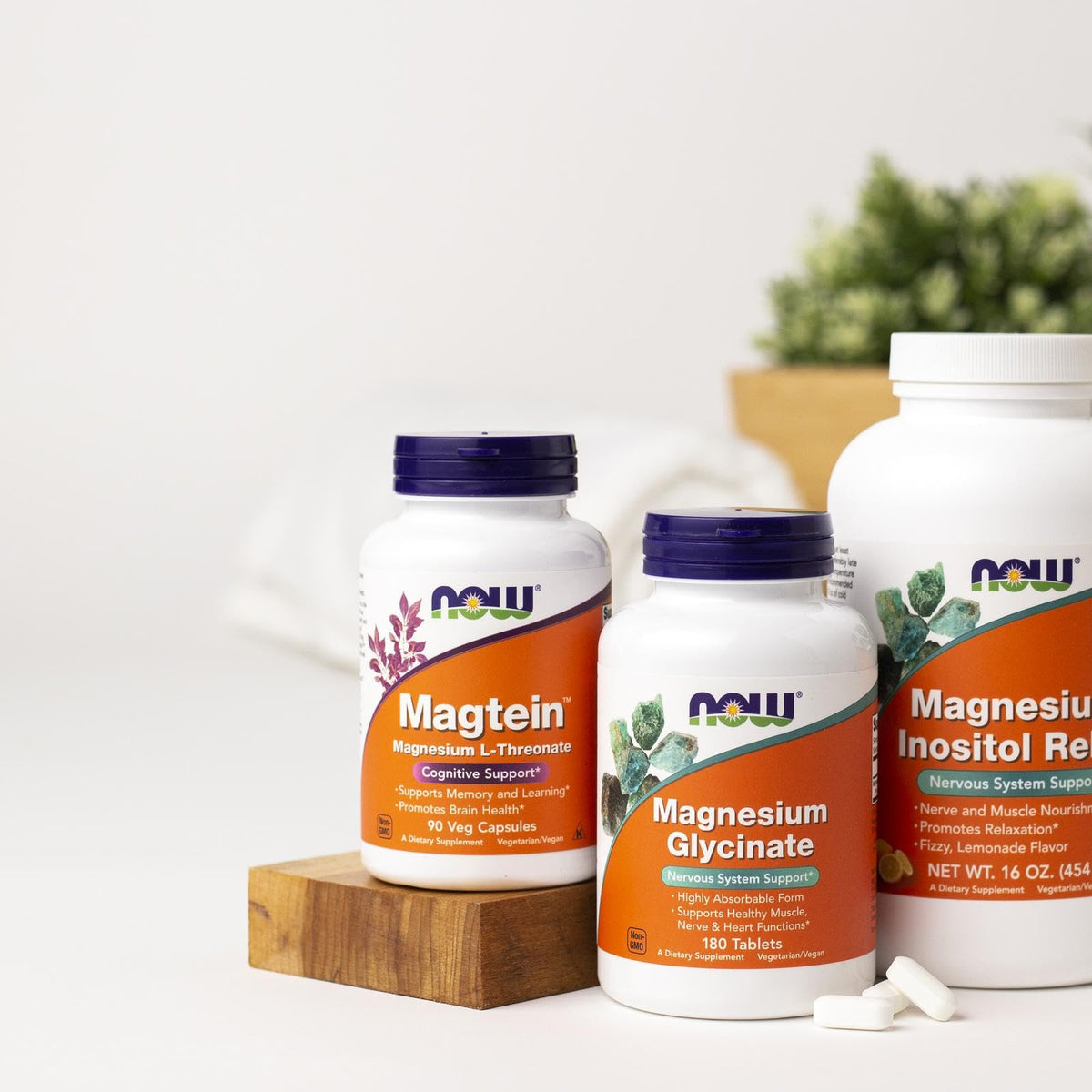 Gélules NOW Foods Magtein™ dans une main