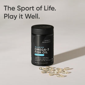 Gélules Omega-3 de Sports Research sur un plan de travail