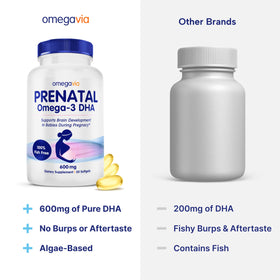 Gélules OmegaVia DHA Prénatal sur une table en bois