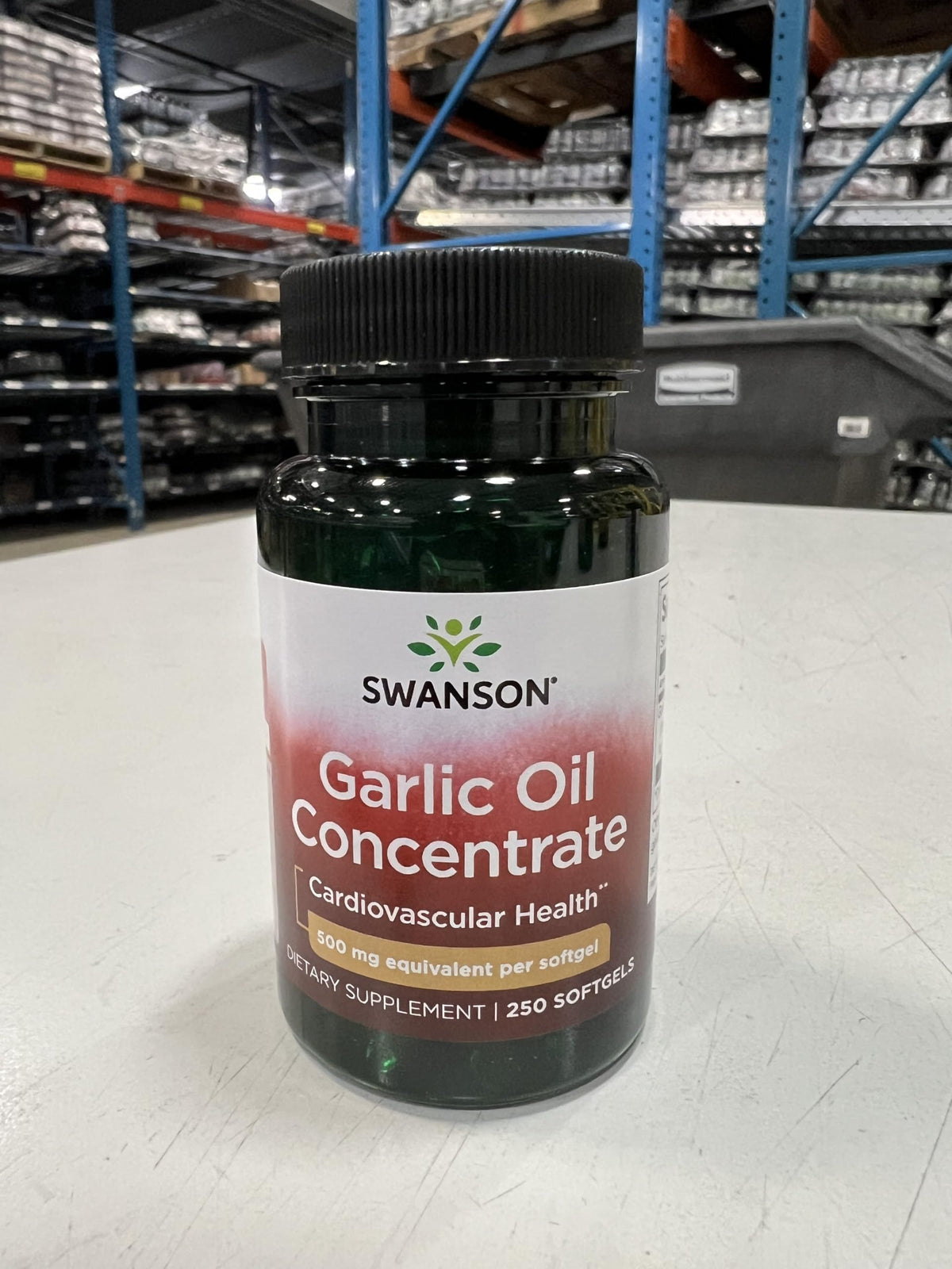 Gélules softgels de Swanson Huile d'Ail sur fond blanc