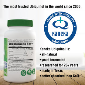 Gélules Ubiquinol 100mg à côté d'un verre d'eau