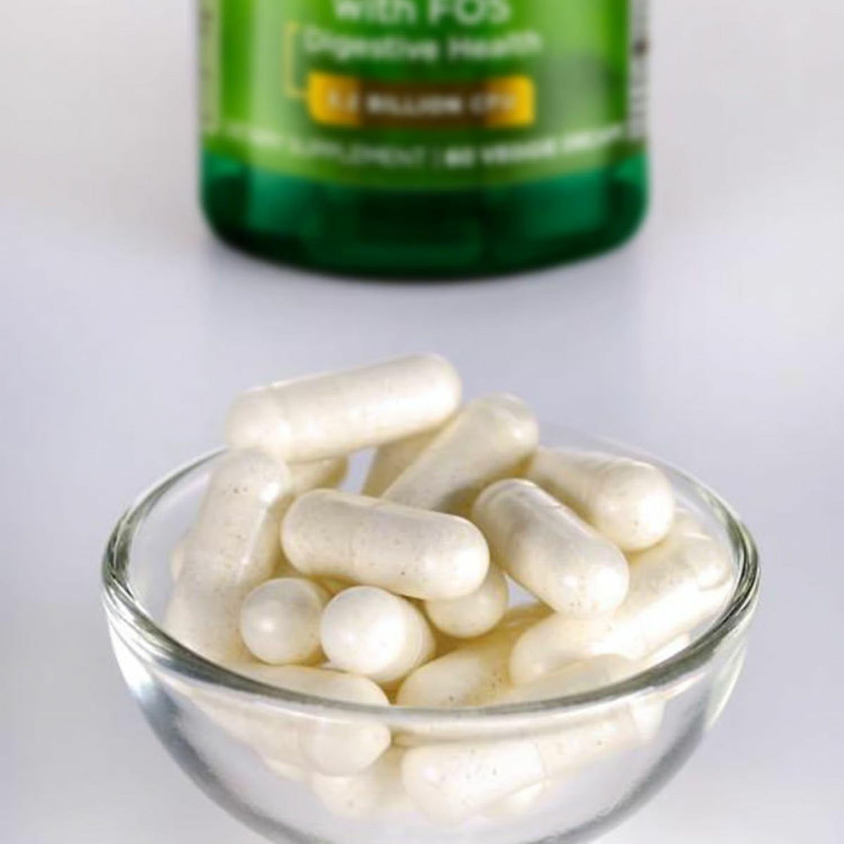 Gélules véganes Swanson Probiotique sur une surface blanche