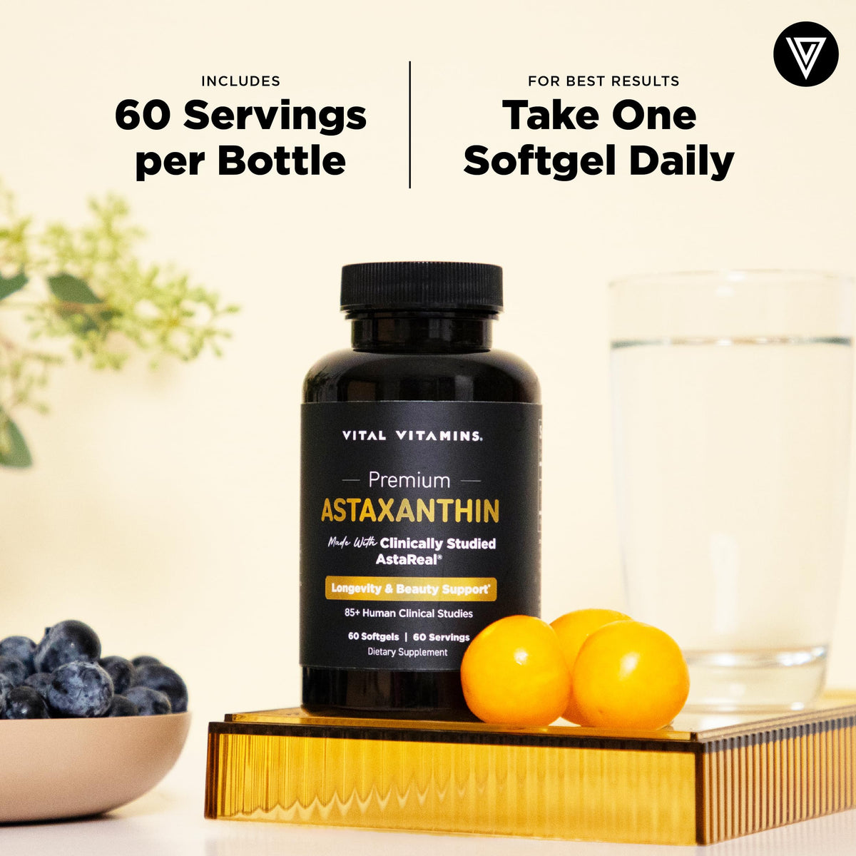 Gélules Vital Vitamins Astaxanthin 12 mg à côté d'un verre d'eau