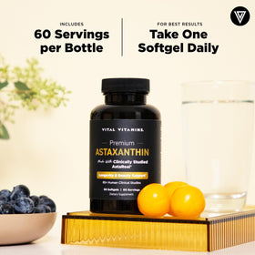 Gélules Vital Vitamins Astaxanthin 12 mg à côté d'un verre d'eau