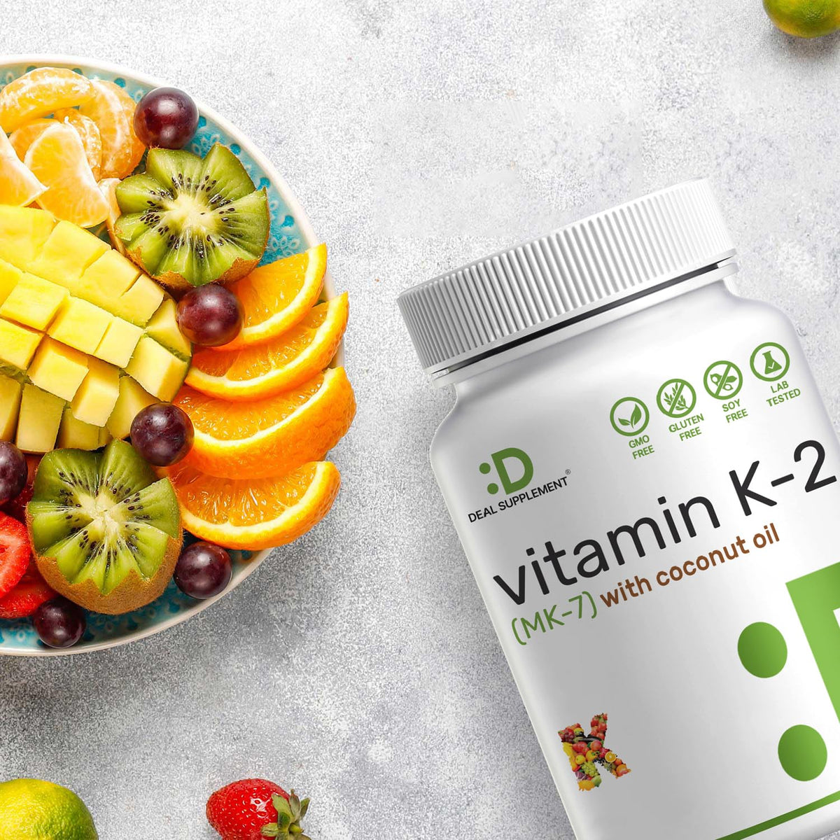 Géométrie des gélules de vitamine K2 MK-7 sur fond neutre
