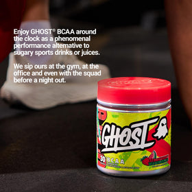 GHOST BCAA Poudre Fraise Pastèque en préparation dans un verre