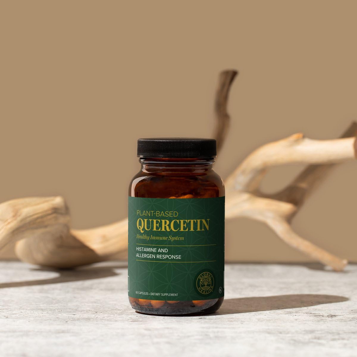 Global Healing Center Quercetin 500mg capsules dans un verre d'eau