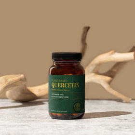 Global Healing Center Quercetin 500mg capsules dans un verre d'eau