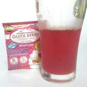 Gluta Berry Boisson 200000 mg mélangé dans un verre d'eau