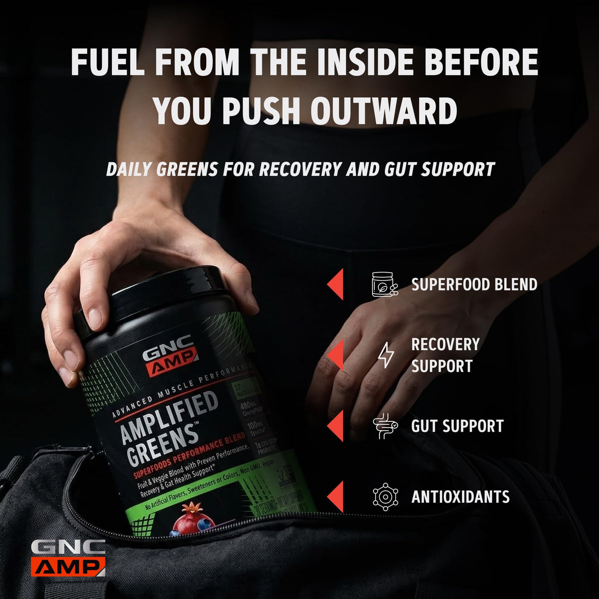 GNC Amplified Greens Blend Pomme Grenade et Myrtille 381g poudre dans un verre