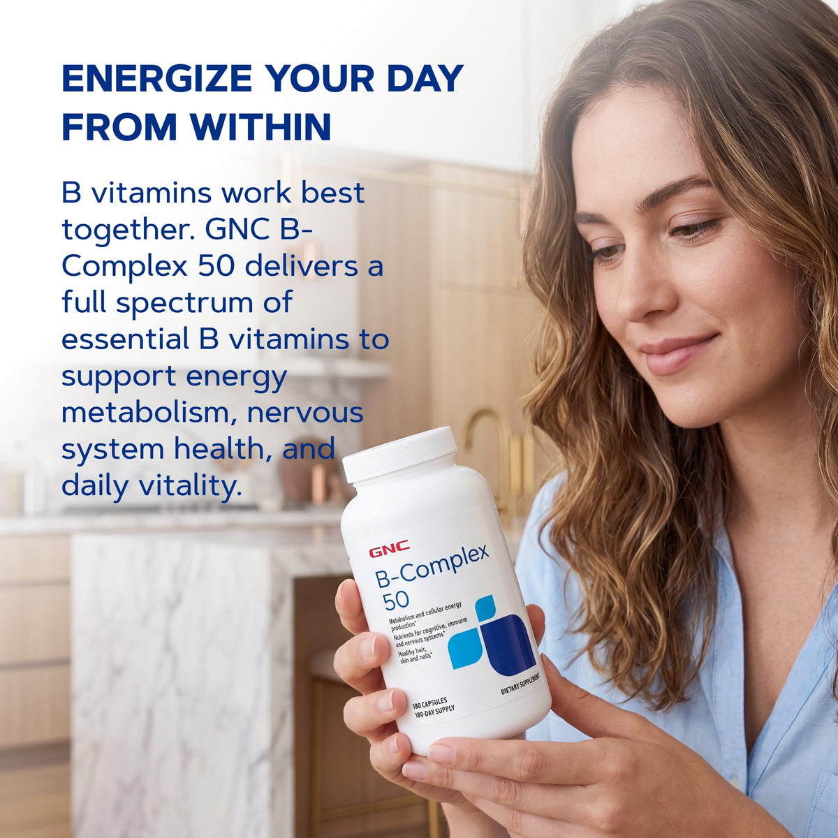 GNC B-Complex 50 capsules 180 unités à côté d'un verre d'eau