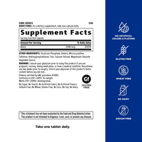 GNC Biotine 2500mcg sur une table avec d'autres vitamines