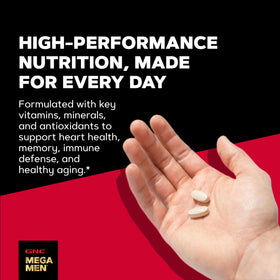 GNC Mega Men 50 Plus comprimés sur une surface en bois