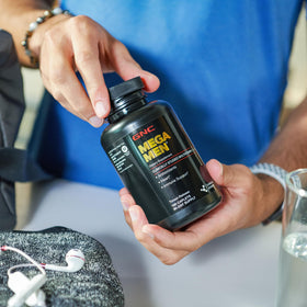 GNC Mega Men Multivitamin 90 comprimés et verre d'eau