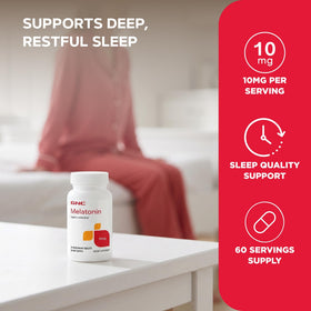 GNC Melatonin 10mg comprimés sur une table