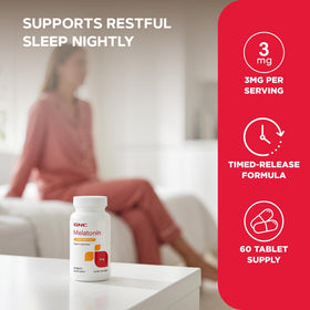 GNC Mélatonine 3 mg comprimés sur une surface blanche