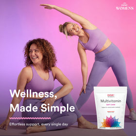 GNC Multivitamines Femmes Chewy Fruits Mélangés chews sur une table