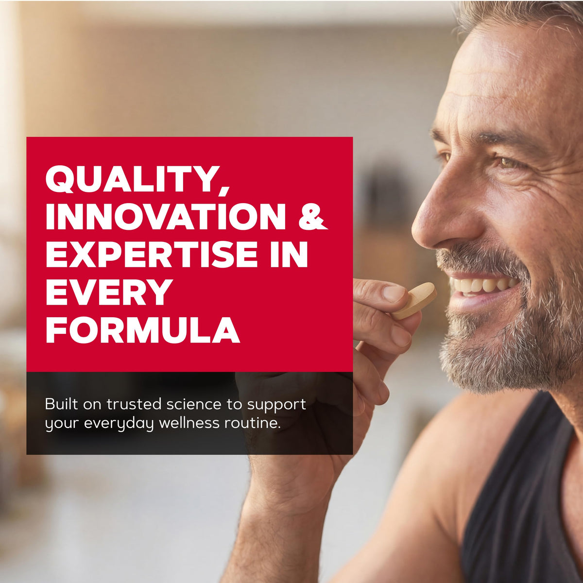 GNC Multivitamines Mega Men 50 Plus, en position lifestyle avec un verre d'eau