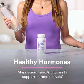 GNC Multivitamines Ultra Mega Femmes comprimés en main