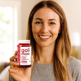 Goli Gummies au Vinaigre de Cidre de Pomme, présentation avec des fruits
