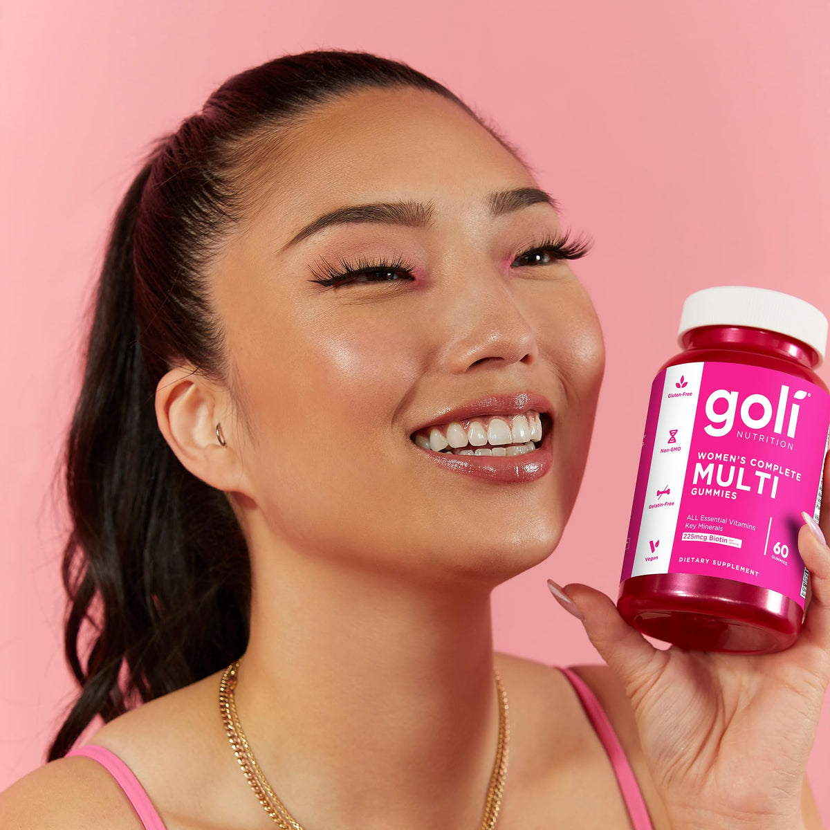 Goli Gummies Femmes gummies à côté d'un verre d'eau