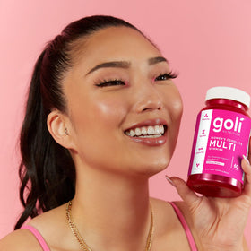 Goli Gummies Femmes gummies à côté d'un verre d'eau