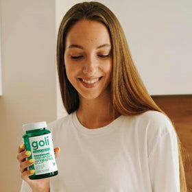 Goli Gummies Pré Pro Postbiotiques sur une table en bois