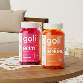 Goli Gummy Vitamines daily wellness gummies à côté d'un verre d'eau
