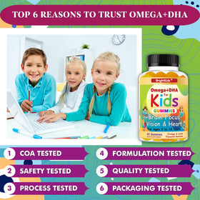 Gommes DHA BrightKids avec une main d'enfant