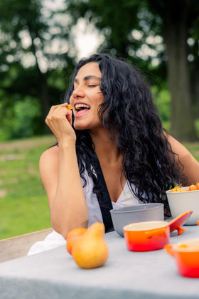 Gommes Novos Vital tropicales dans une main