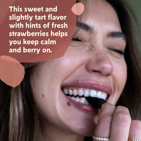 Gommes PYM Berry Mood Chews dans une main