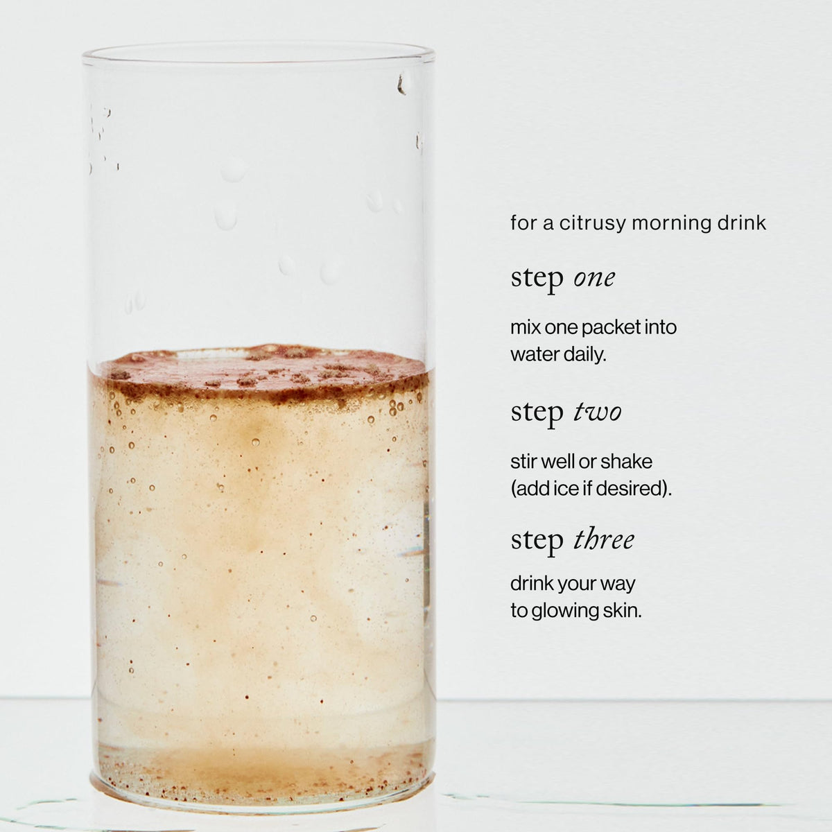 goop Beauty Morning Skin Drink Mix en vue de dessus avec sachets alignés