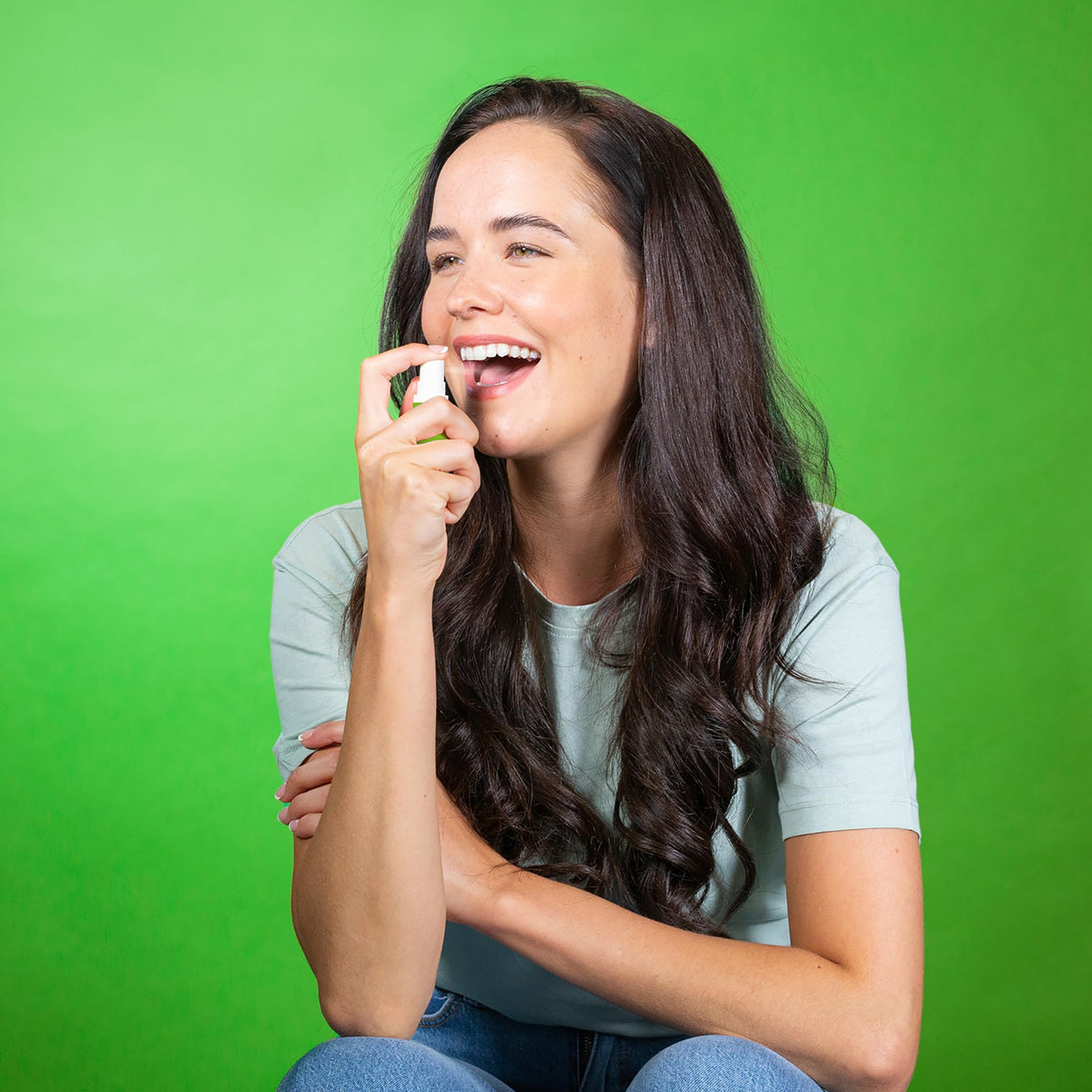 Gouttelettes de vitamine D du spray oral sur la langue