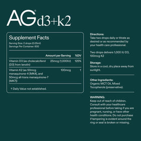 Gouttes AG1 Vitamine D3 + K2 versées dans une cuillère