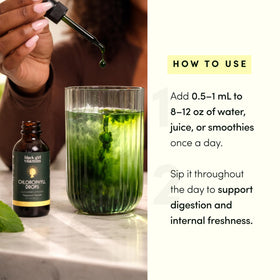Gouttes de chlorophylle liquide Black Girl Vitamins, en cours de dilution dans un verre d'eau