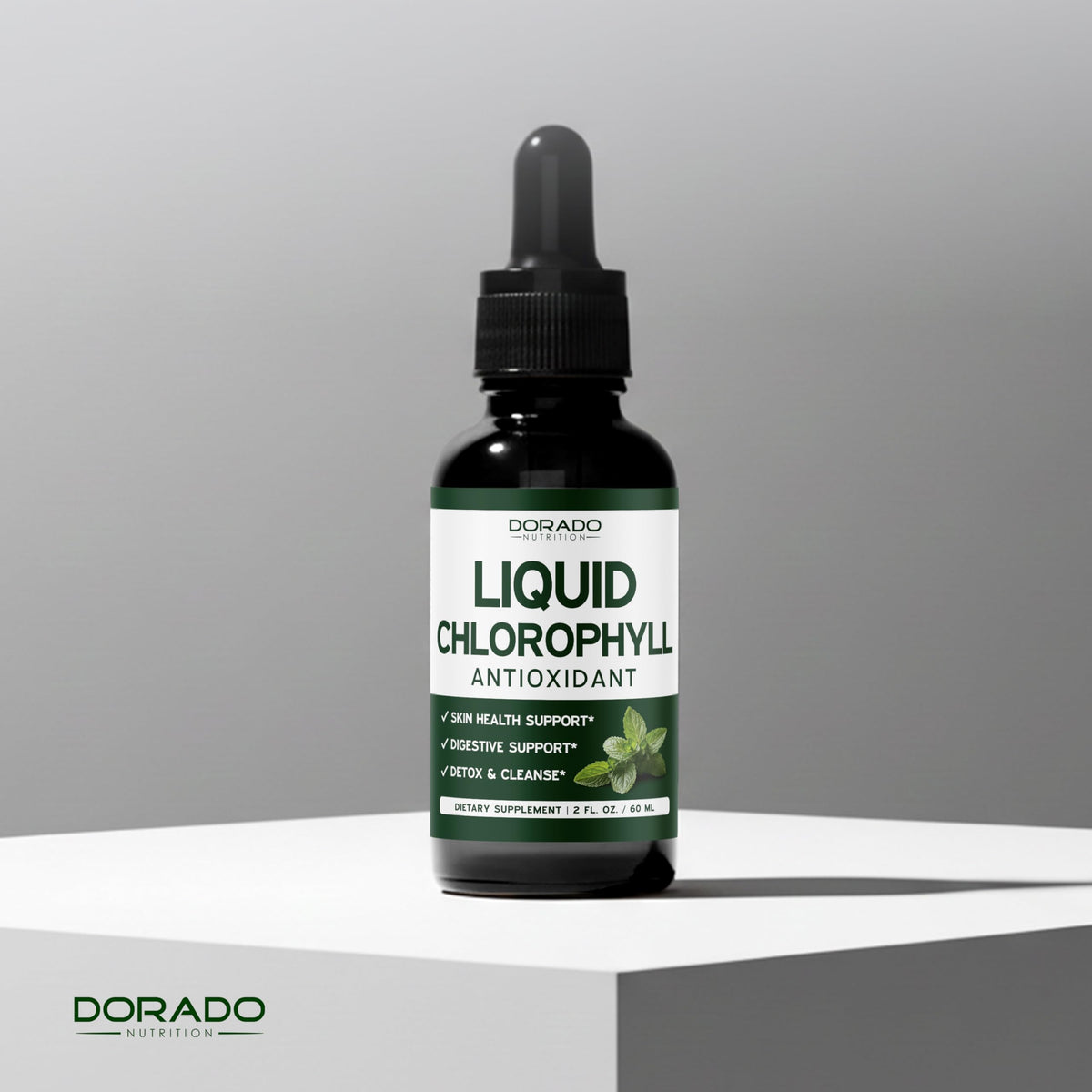 Gouttes de chlorophylle liquide DORADO NUTRITION dans un verre d'eau