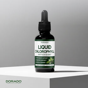 Gouttes de chlorophylle liquide DORADO NUTRITION dans un verre d'eau