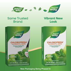 Gouttes de chlorophylle Nature's Way versées dans un verre d'eau