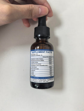 Gouttes de Glucosamine Chondroïtine JIANKYTZ ajoutées à une boisson