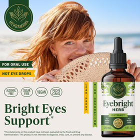 Gouttes de la teinture Eyebright dans un verre d'eau