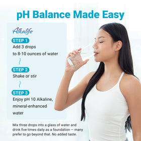 Gouttes de pH Alkalife à côté d'un verre d'eau alcaline